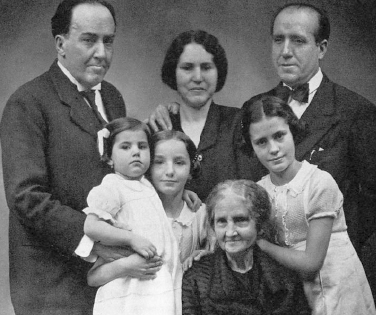 Antonio Machado (a la izquierda) con su hermano José, la mujer de éste, Matea Monedero, las tres hijas de ambos, Carmen, María y Eulalia, y la madre de los Machado, Ana Ruiz. Madrid, hacia 1933. Todos ellos residieron en Vil.a Amparo (Foto Alfonso).